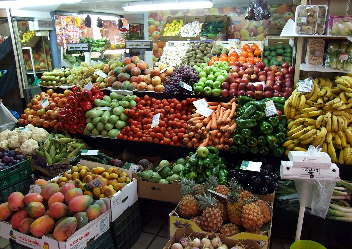 Shopping i fruktståndet på marknaden i Santa Cruz de Teneriffa